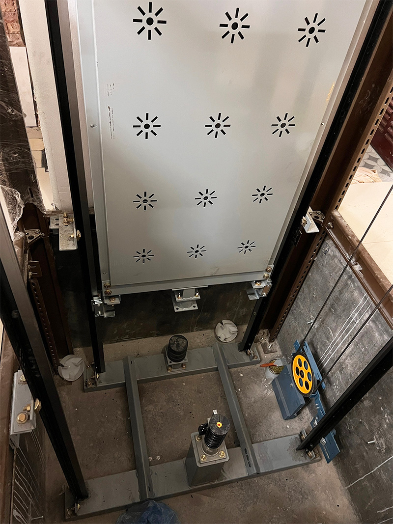 Công trình cải tạo lại cầu thang bộ để lắp đặt thang máy