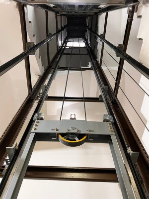 Công trình cải tạo lại cầu thang bộ để lắp đặt thang máy