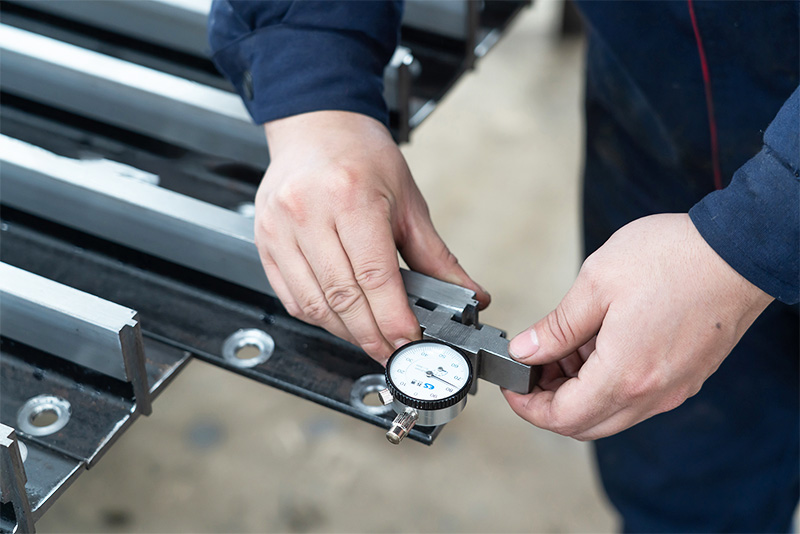 Nguyên nhân thang máy rung lắc kêu là do chất lượng ray dẫn hướng không đạt yêu cầu