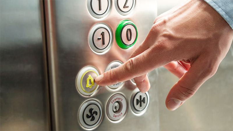 Nhấn nút chuông gọi trên bảng điều khiển