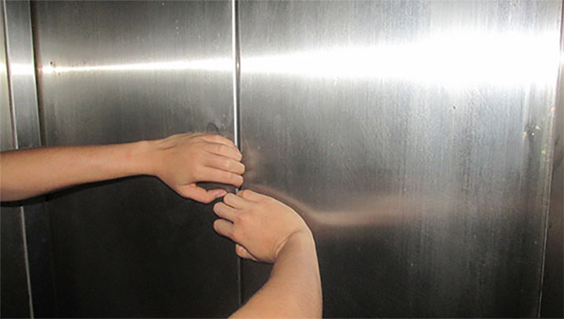 Dùng sức mở cửa thang máy
